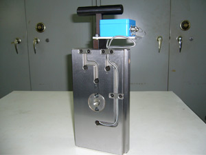 金型内部へのセンサー（温度、圧力等）設置に関する設計対応